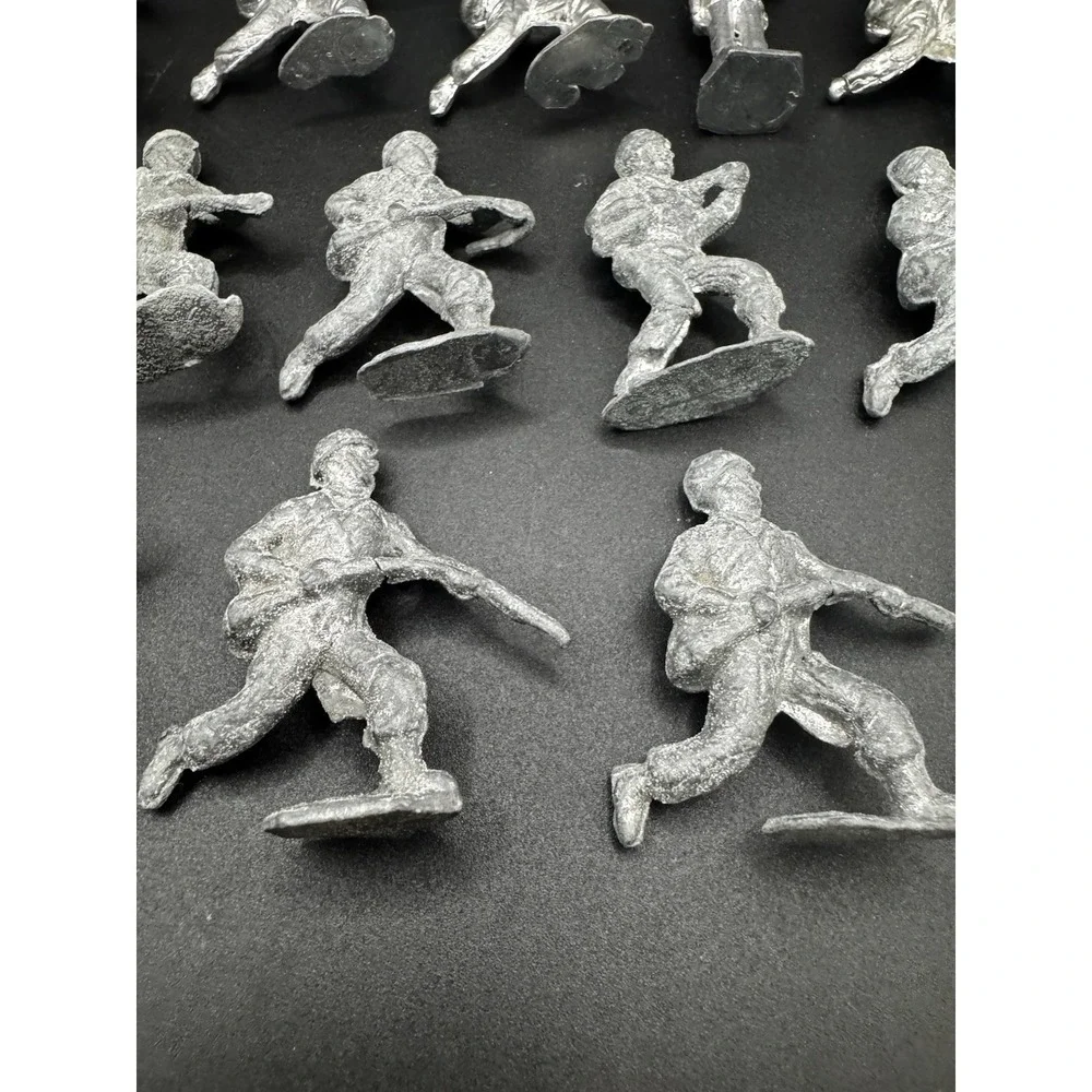 Lot Of 17 Vintage 1940 Metal Army Men -‎ 2